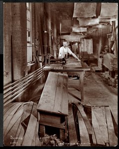 Interieur van een man die werkt met leer bij de New York Leather Belting Co., New York, 1905